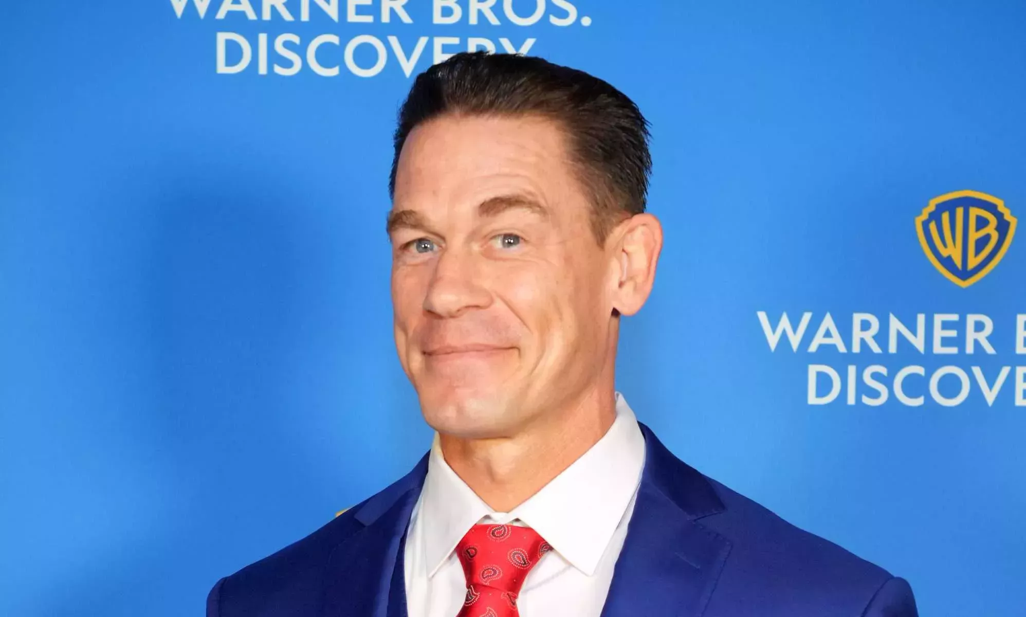 John Cena, estrella de la WWE, luce falda corta y tacones altos, y los fanáticos creen que se debe a los Illuminati