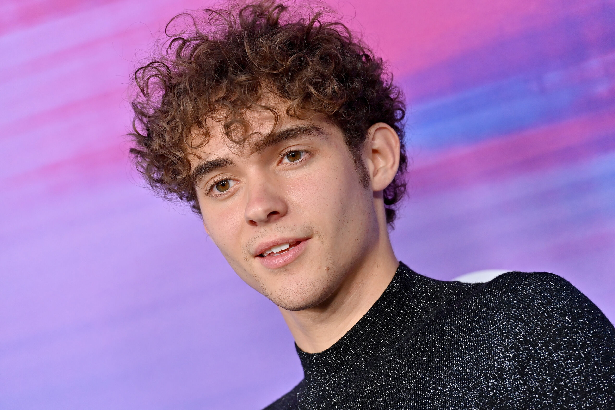 Joshua Bassett preocupa a sus fans al ser bautizado en una Iglesia anti LGTB+