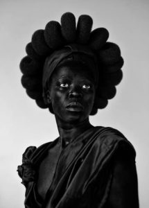 La fotógrafa Zanele Muholi pone sus ojos en los homosexuales negros