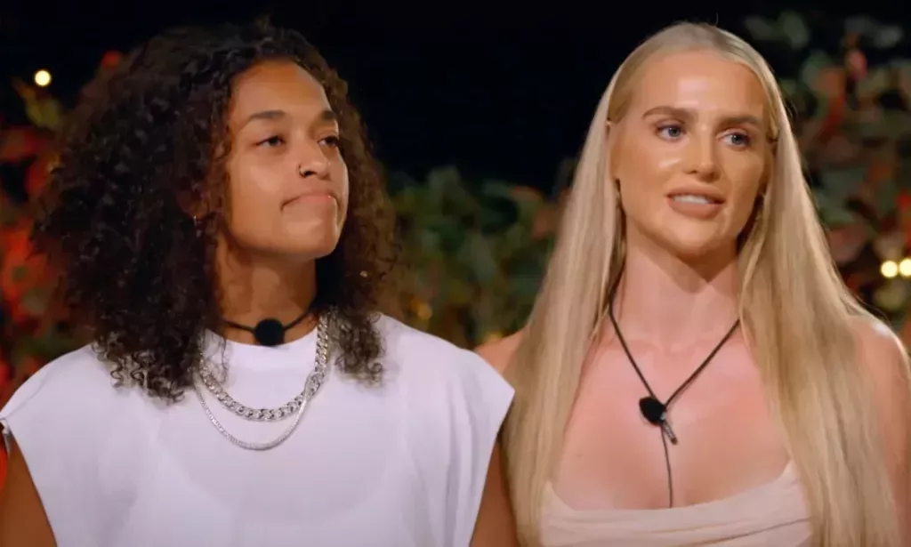 Stephanie (L) and Arabella (R) on Love At First Lie. (MTV)