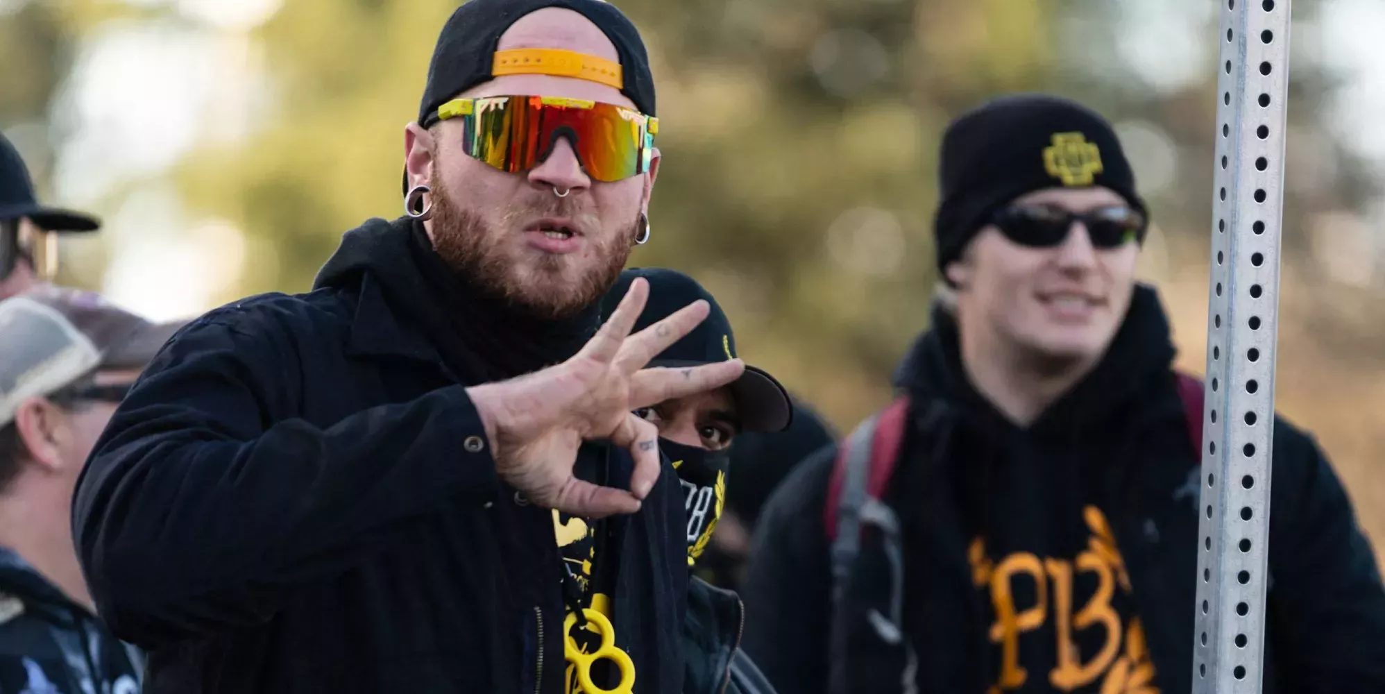 Los Proud Boys agreden violentamente a manifestantes pro-LGBTQ+ en un acto sobre drag queen