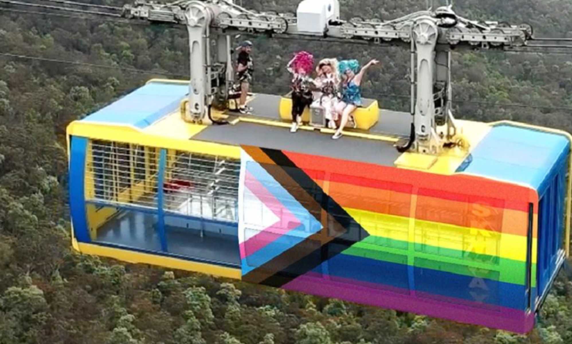Un grupo de homófobos protesta por un teleférico decorado con la bandera del Orgullo