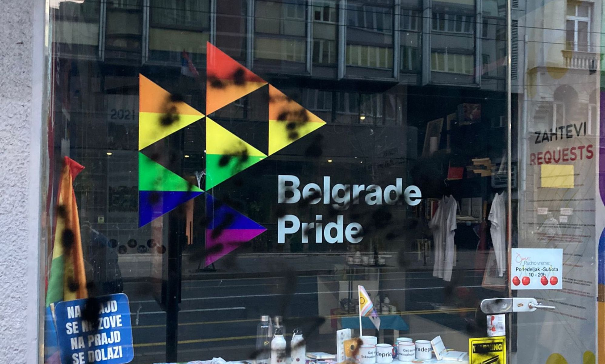 Matones anti-LGBTQ+ destrozan el edificio del Orgullo Gay en Belgrado