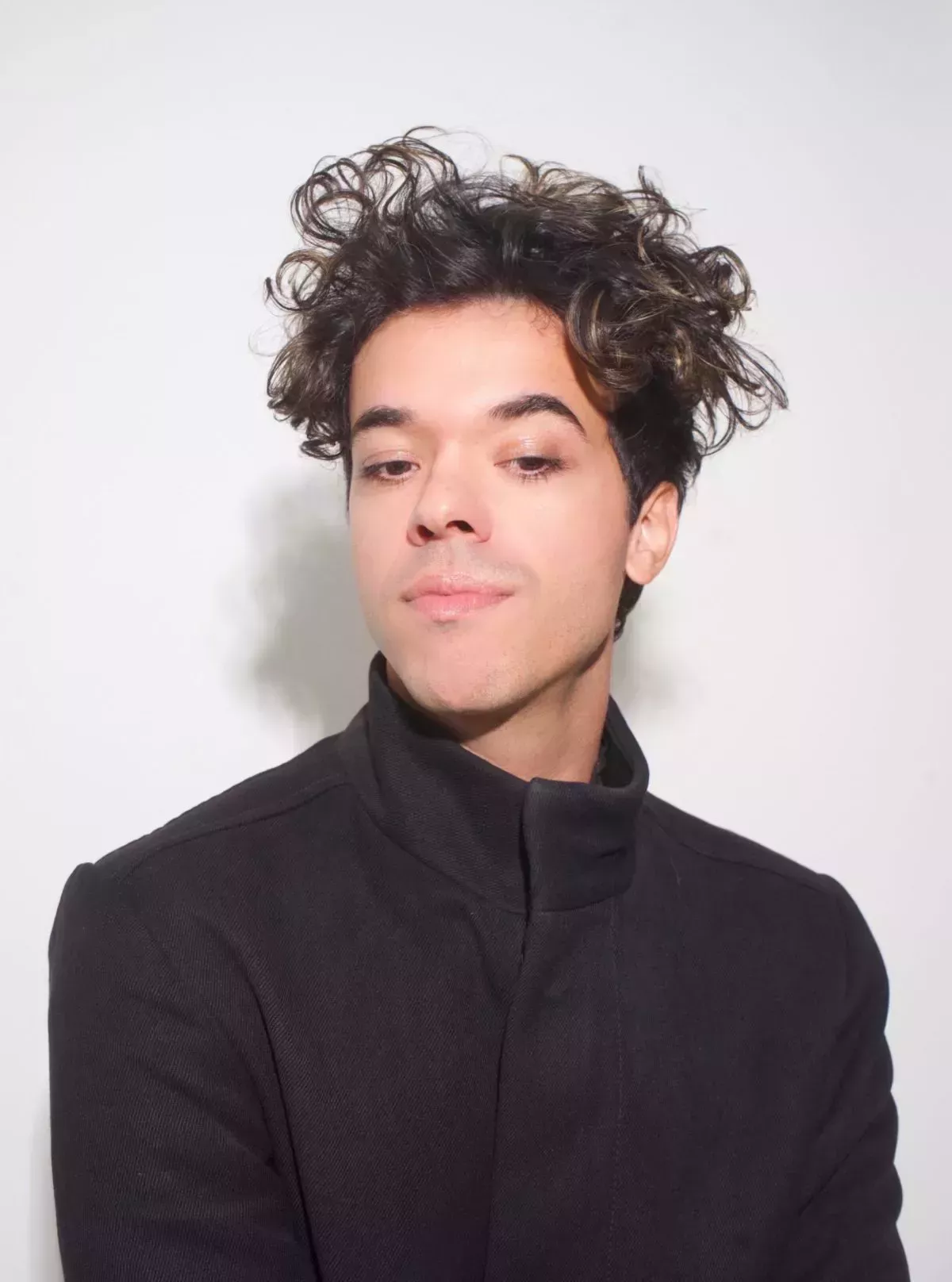 Neil Scibelli habla de su nueva música, su debut en el Himno Nacional y mucho más