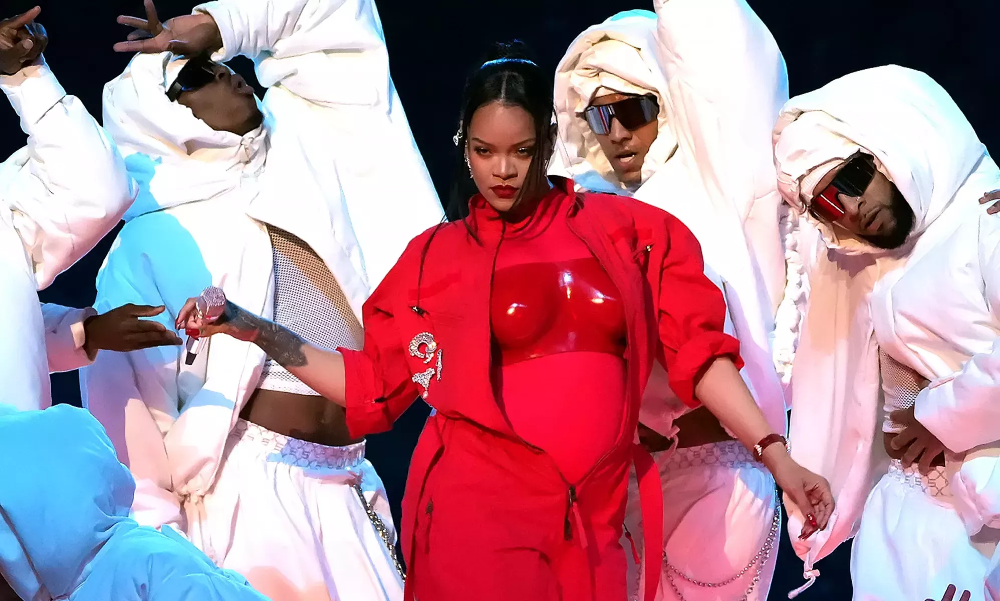Rihanna revela su embarazo en la Super Bowl y sus fans están emocionados