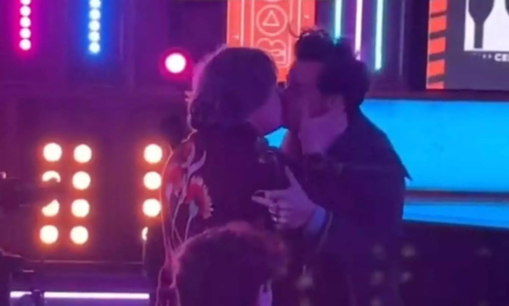 Sí, Harry Styles y Lewis Capaldi compartieron un beso en los Brit Awards 2023. ¿Y qué?