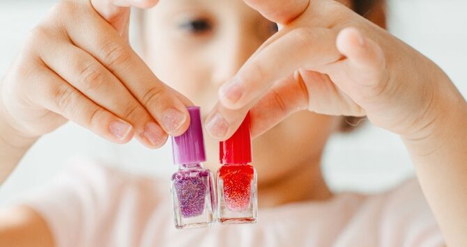 Un padre lleva a su hijo de 3 años a un salón de uñas para acabar con el odio