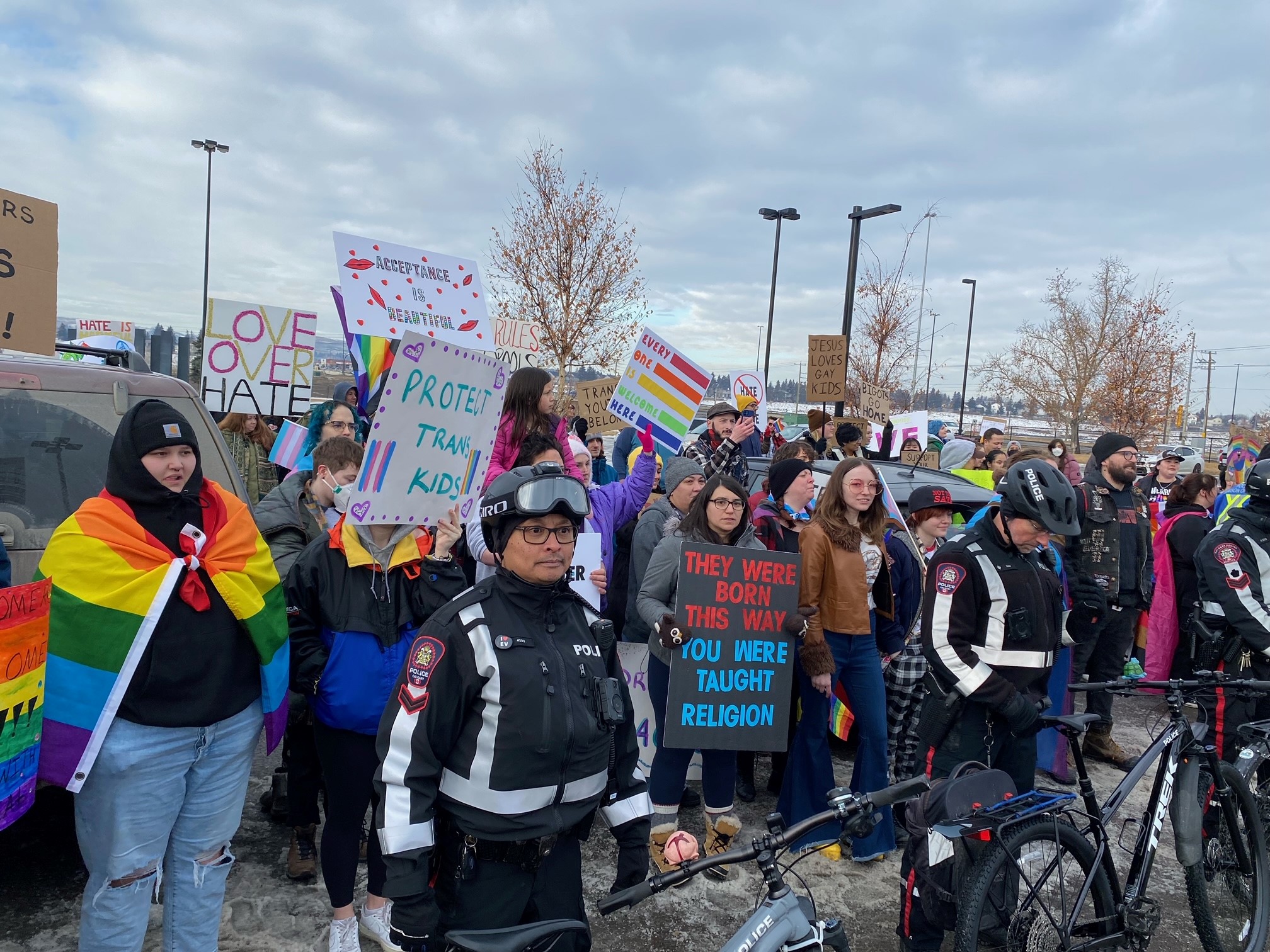 Aumentan las protestas contra el colectivo LGBTQ2 en Canadá: ¿Qué está pasando?
