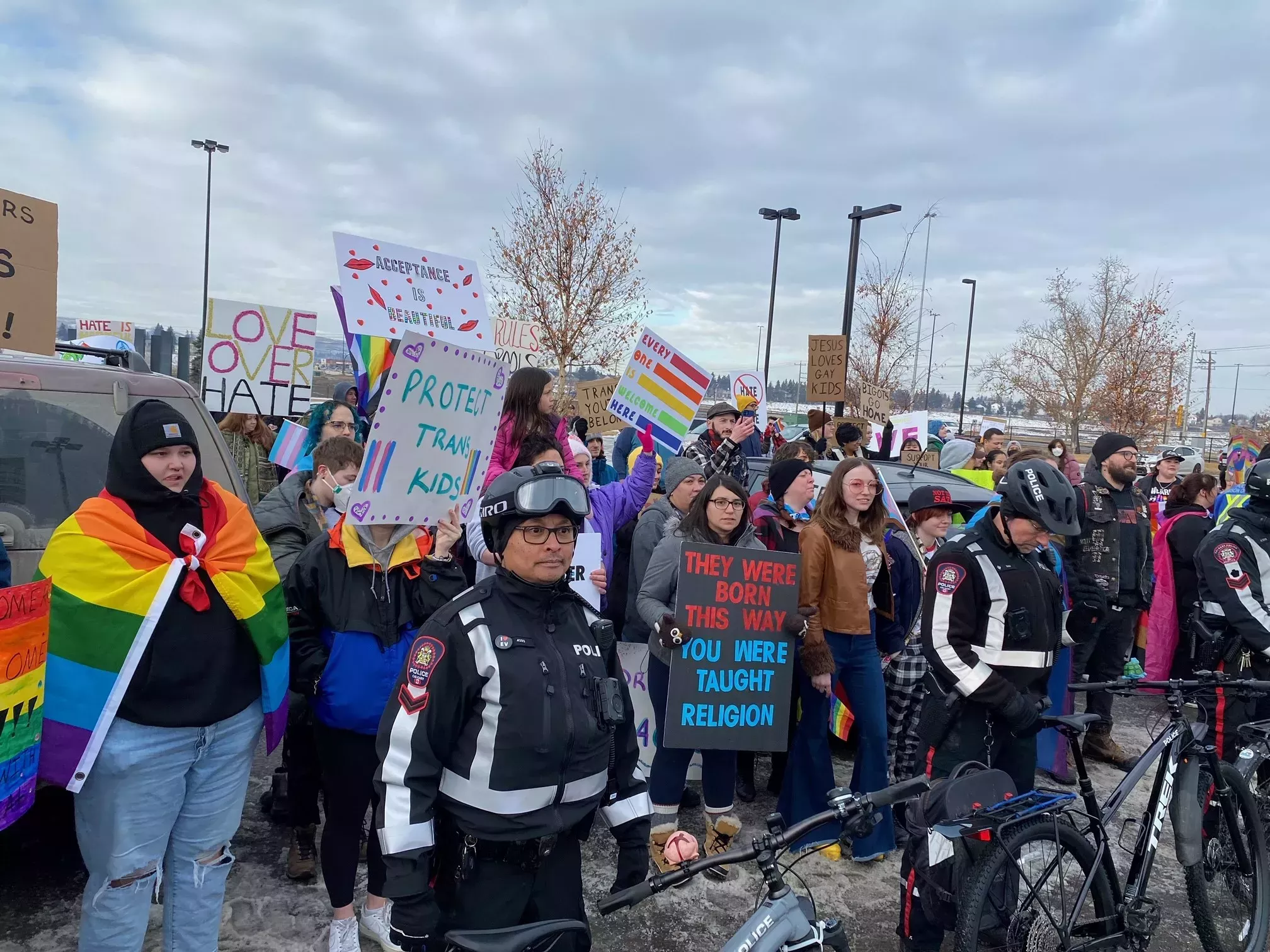 Aumentan las protestas contra el colectivo LGBTQ2 en Canadá: ¿Qué está pasando?  | Globalnews.ca