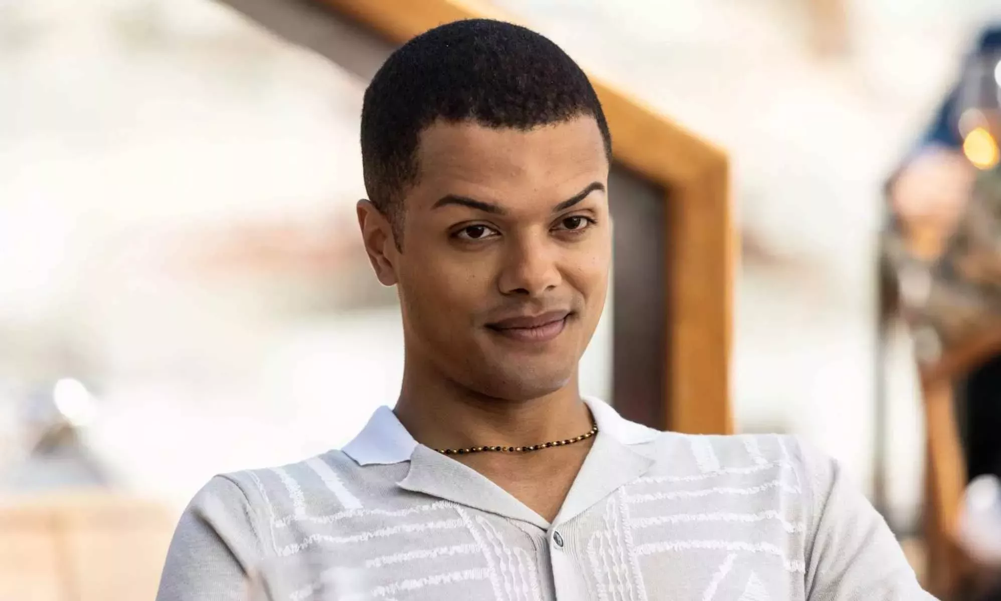 Dylan Brady explica por qu&eacute; la nueva serie polic&iacute;aca The Diplomat rompe el molde de la representaci&oacute;n queer