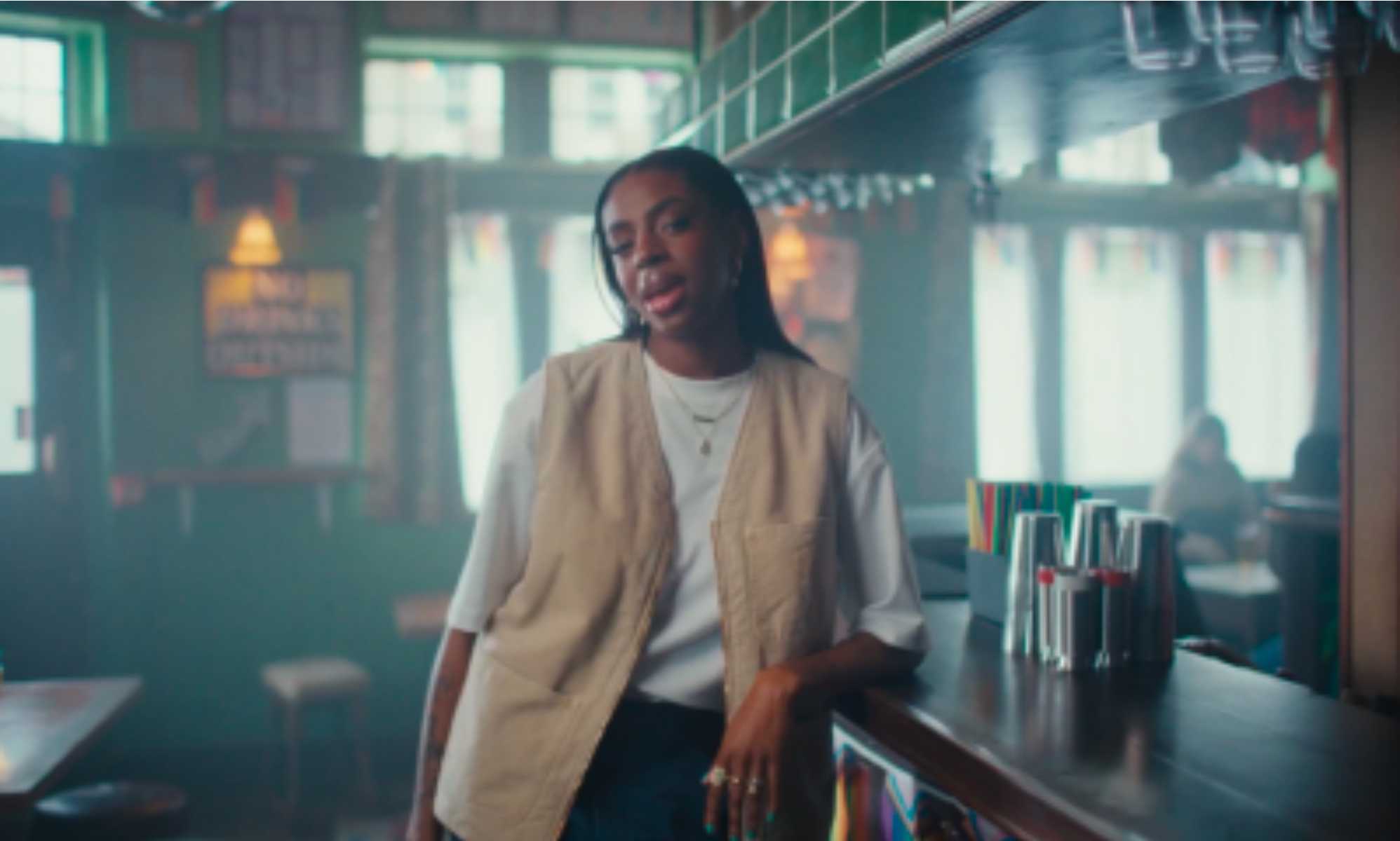 El nuevo vídeo musical de Cat Burns es una historia de amor queer