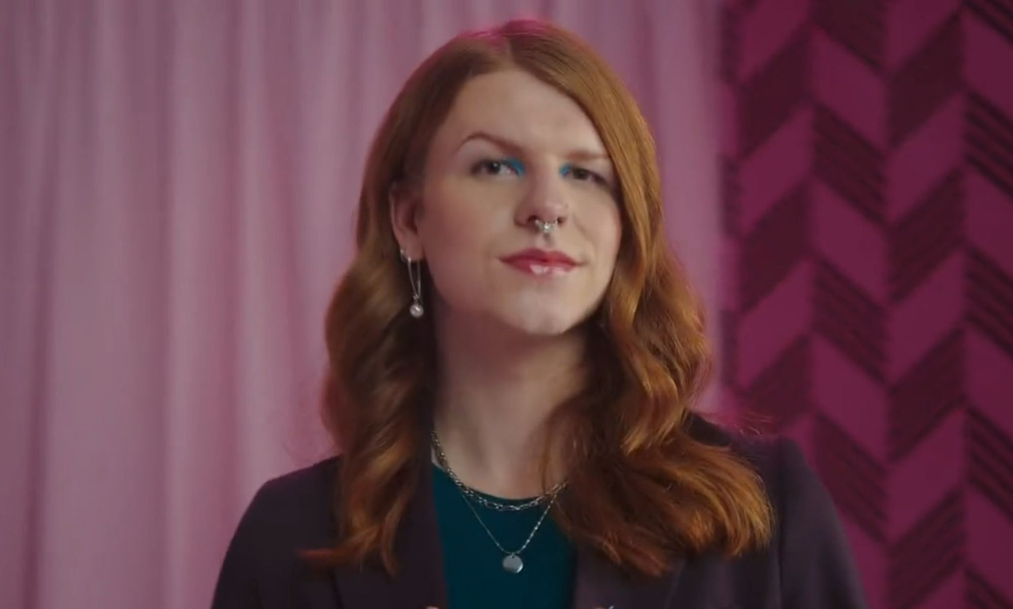 La marca Hershey's ha sido atacada por presentar a una mujer trans en un anuncio