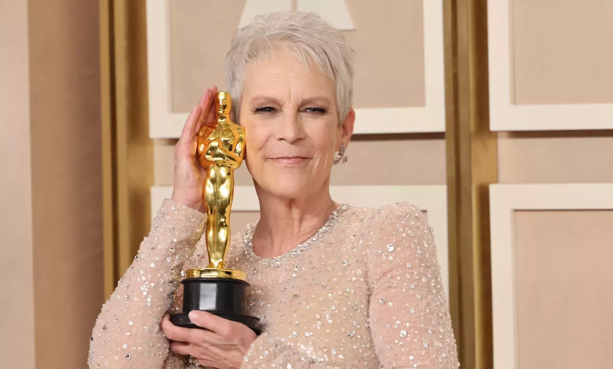 Jamie Lee Curtis dice que su Oscar lleva los pronombres them/them en honor a su hija trans