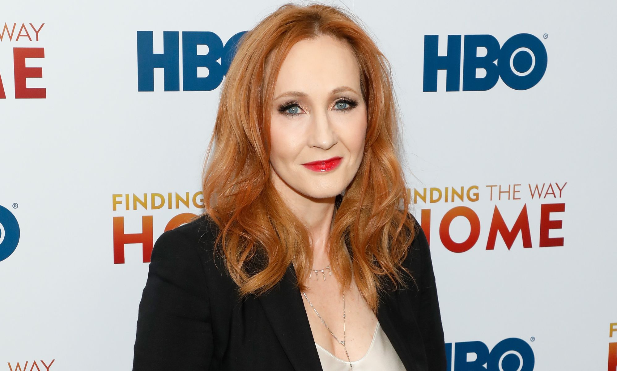 JK Rowling dice que no ha sido silenciada por sus opiniones sobre los transexuales