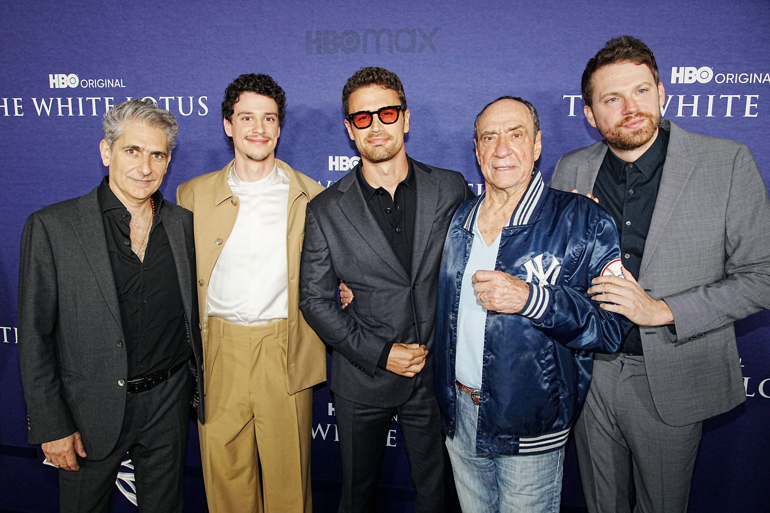 Los actores de White Lotus defienden a la comunidad LGTB+ en redes sociales