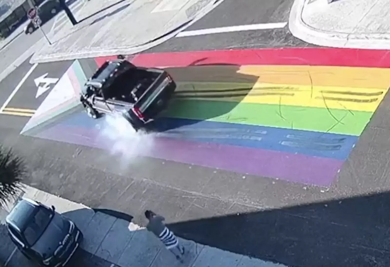 La policía busca al conductor que destrozó una pancarta con los colores de LGBTQIA+ en Estados Unidos; vídeo