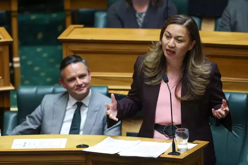 Marama Davidson: la ministra neozelandesa señala lo obvio sobre los hombres blancos cis, la violencia y la transfobia