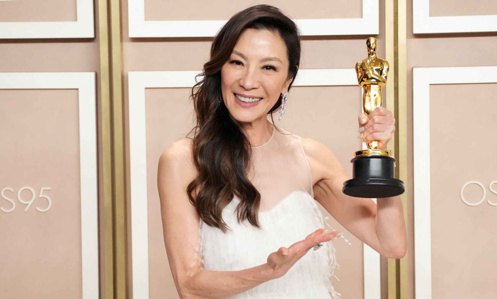 Michelle Yeoh recibe por fin su Oscar como mejor actriz