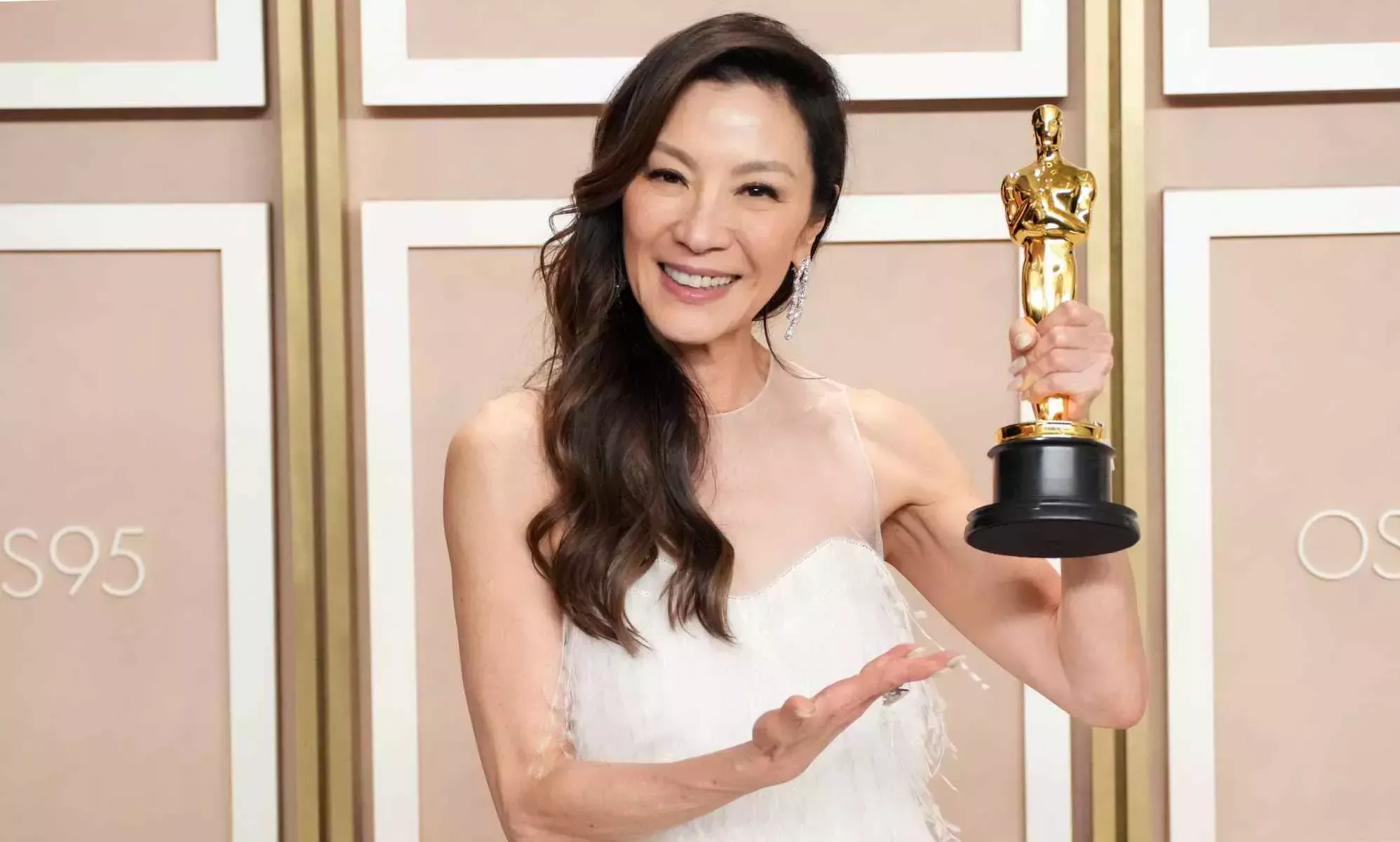 Oscars 2023: Michelle Yeoh recibe por fin sus flores como mejor actriz: 