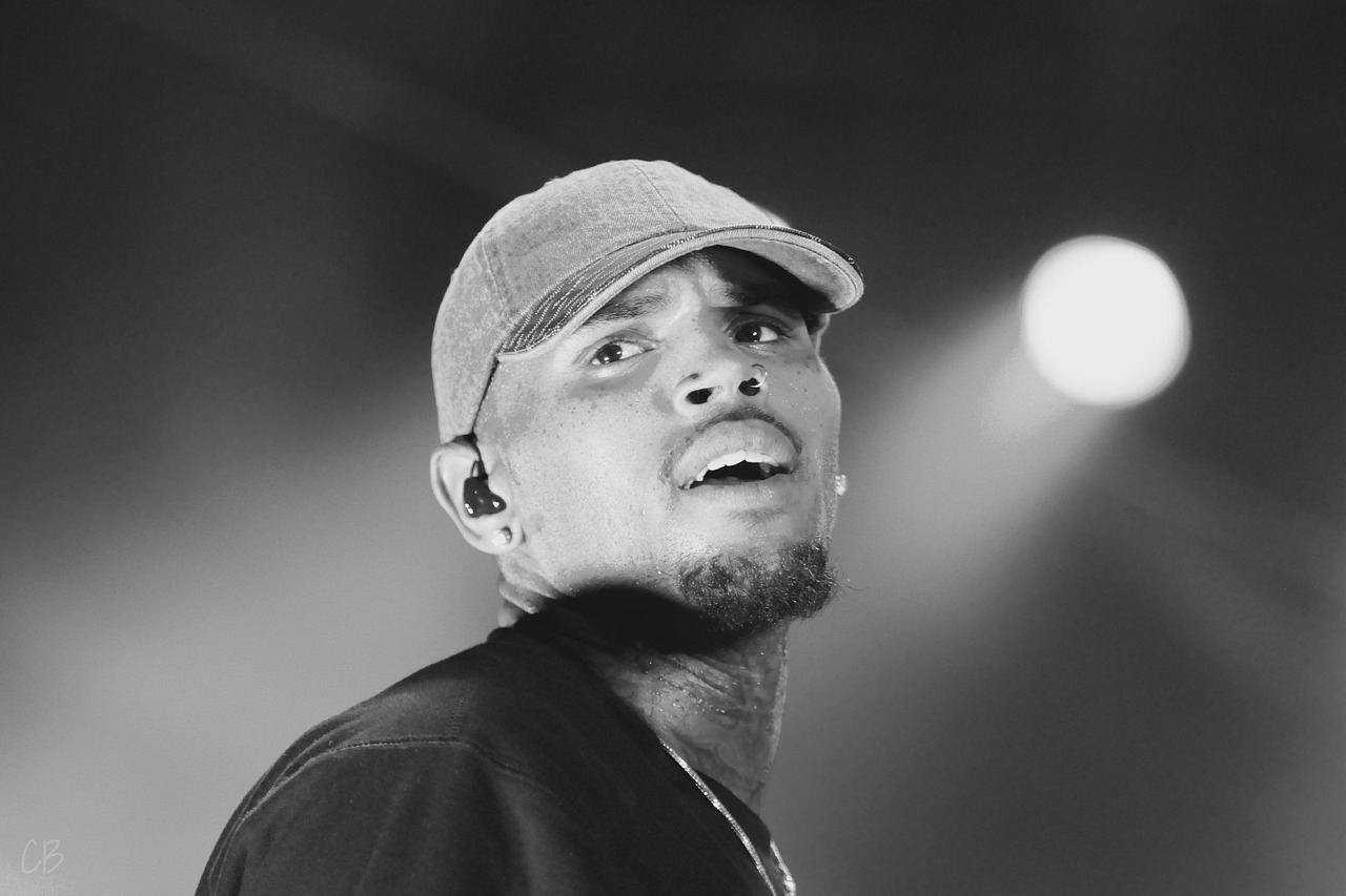 ¿Por qué Chris Brown no está en la cárcel?