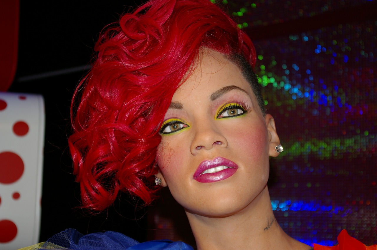 ¿Por qué Rihanna tiene los ojos verdes?