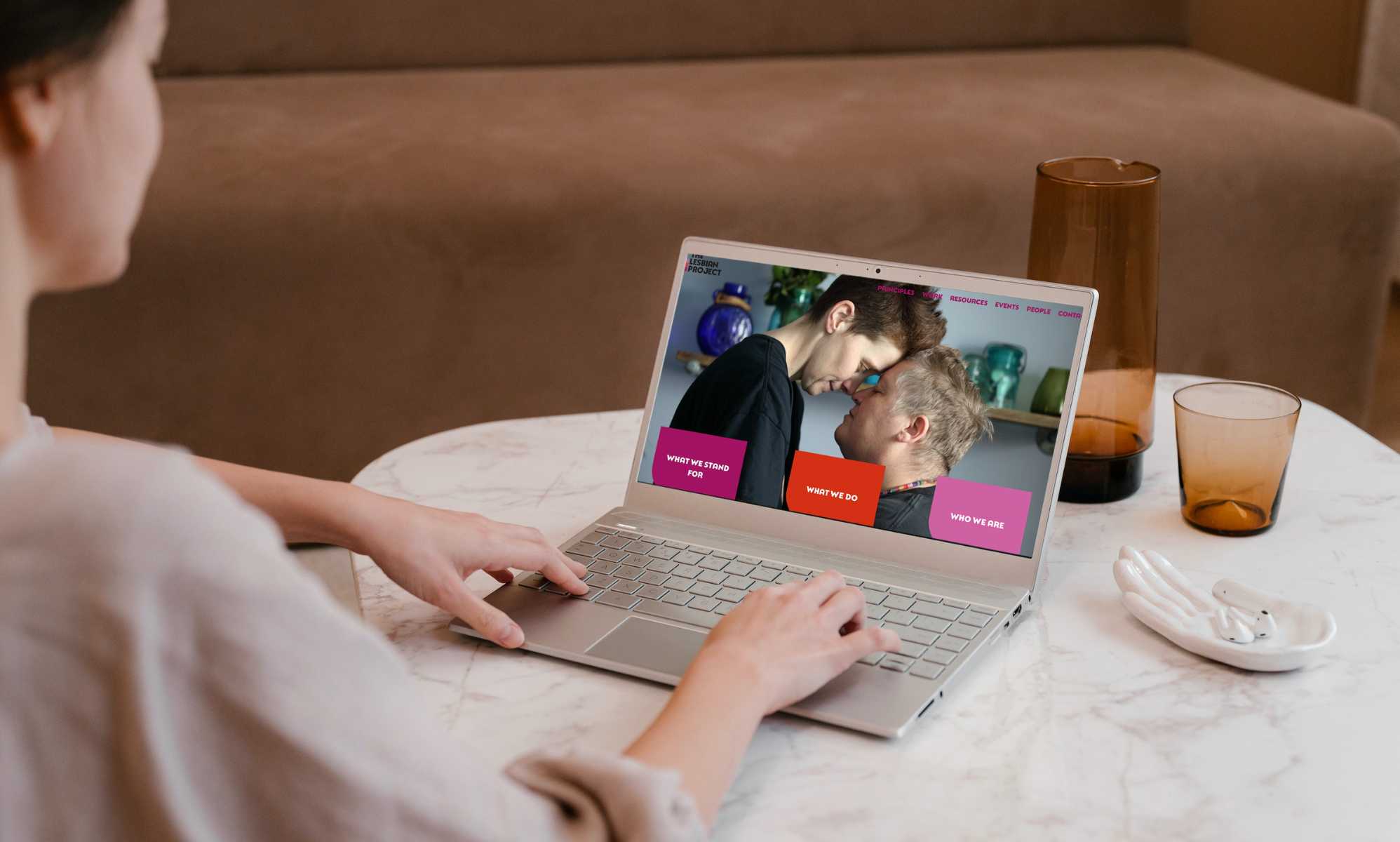 Un grupo de lesbianas antitrans utiliza accidentalmente una foto de una pareja trans en su promoción