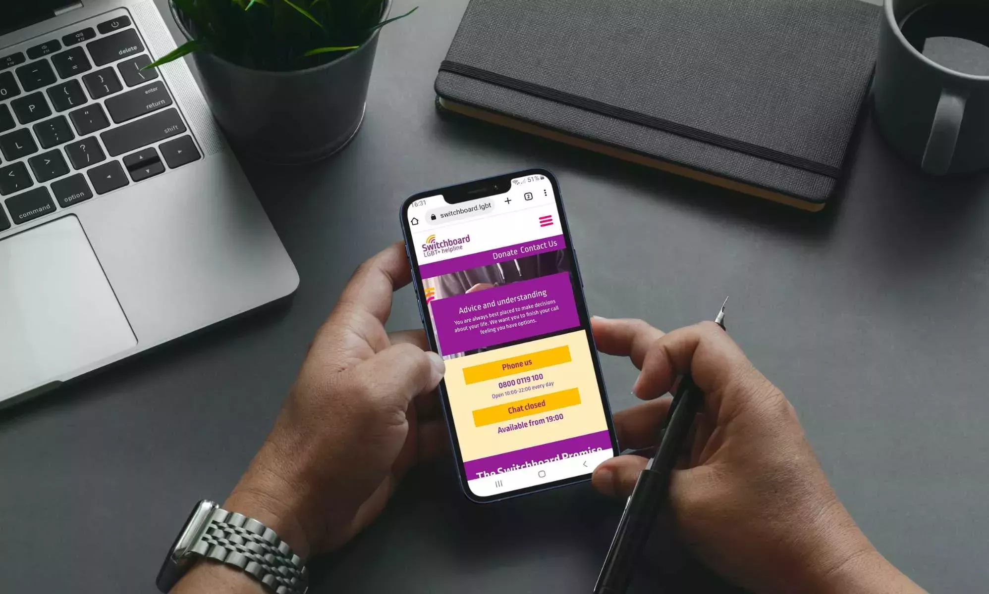 Switchboard LGBT+ ve cómo aumentan las llamadas al teléfono de ayuda en medio de la crisis del coste de la vida y el aumento del odio contra las personas LGBTQ+.