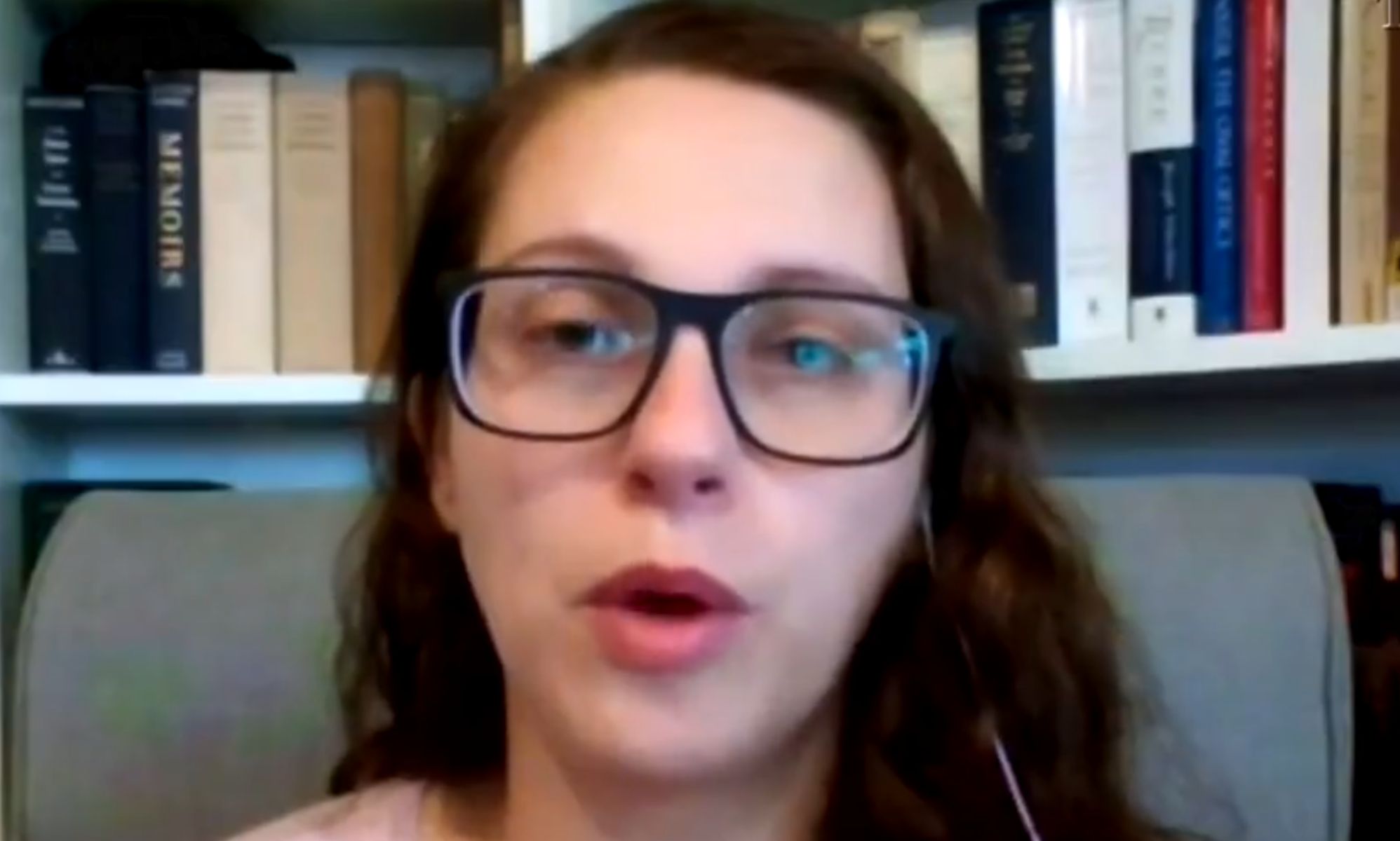 Una autora homófoba no sabe como explicar el significado de "woke"