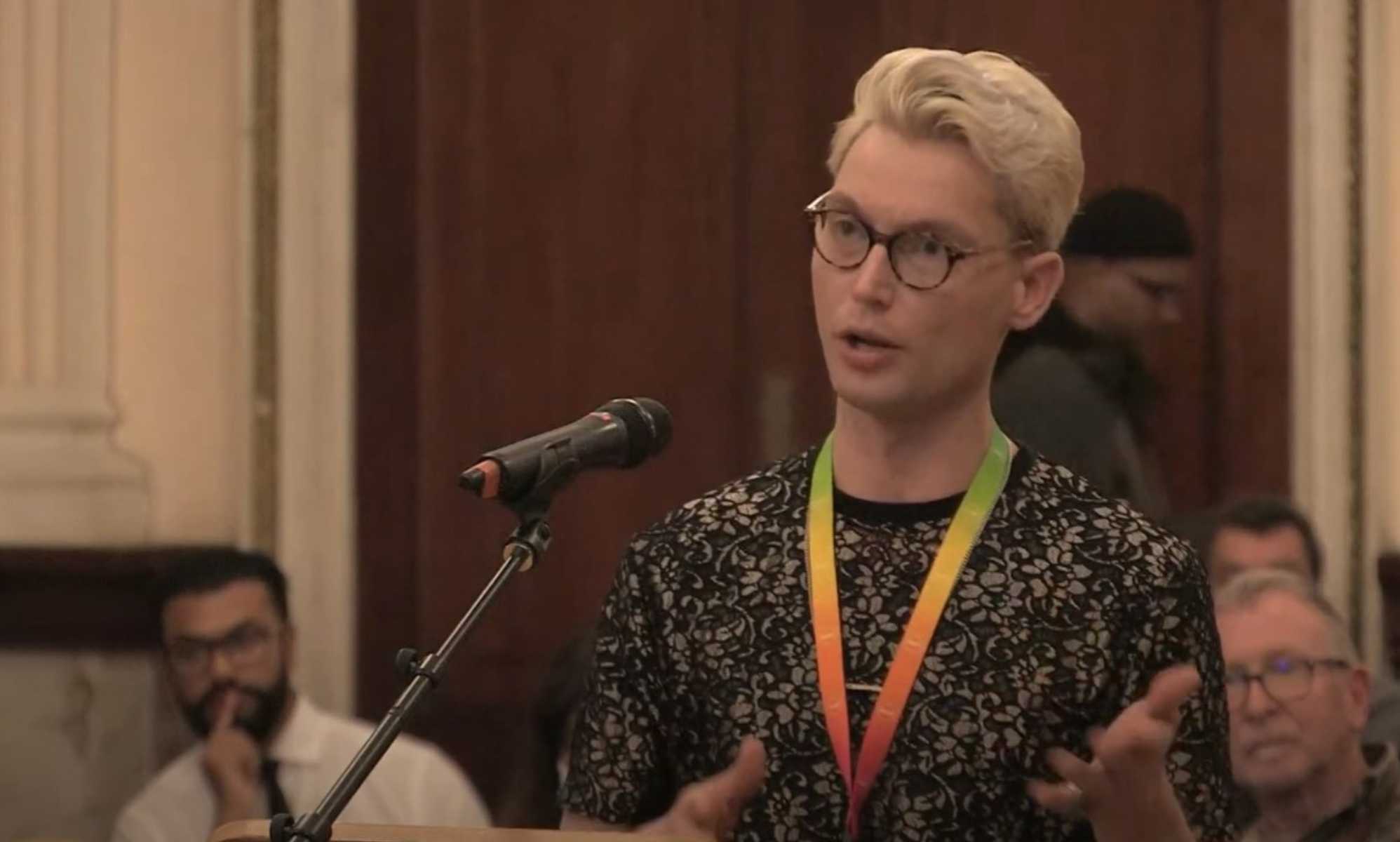 Un concejal no binario de Londres abandona una reunión de gobierno después de ser insultado