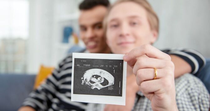 Dos hombres podrían ser padres biológicos sin necesidad de una mujer según la ciencia