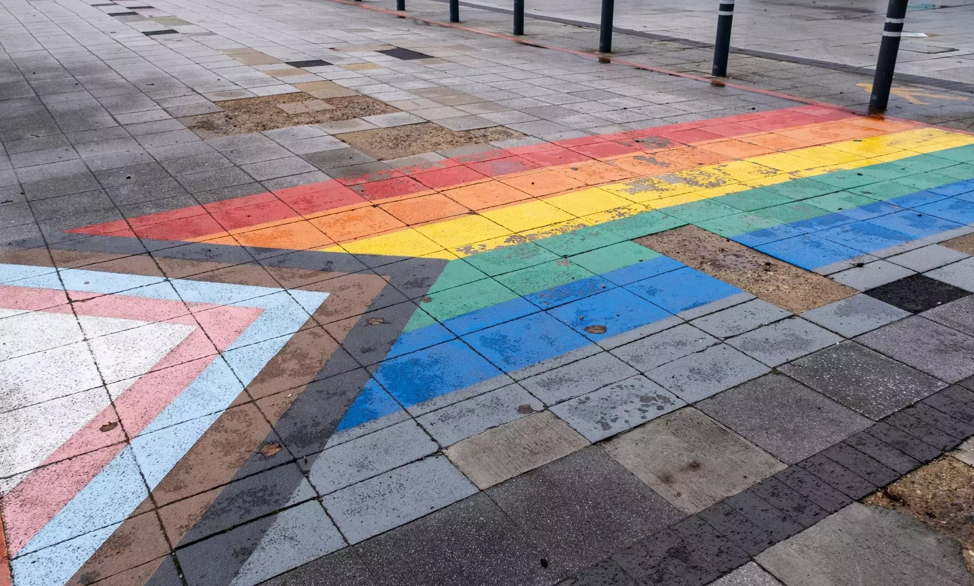 Un portero de discoteca agredió a una mujer trans mientras su compañero se reía, según un bar: 'Estamos dolidos y enfadados'