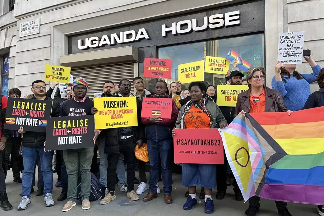 Activistas y grupos LGBTQ+ se reúnen en Londres para protestar contra el proyecto de ley antihomosexualidad de Uganda