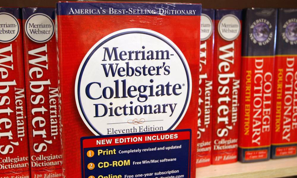 Detienen a un hombre que amenazó con destruir un diccionario con lenguaje transinclusivo