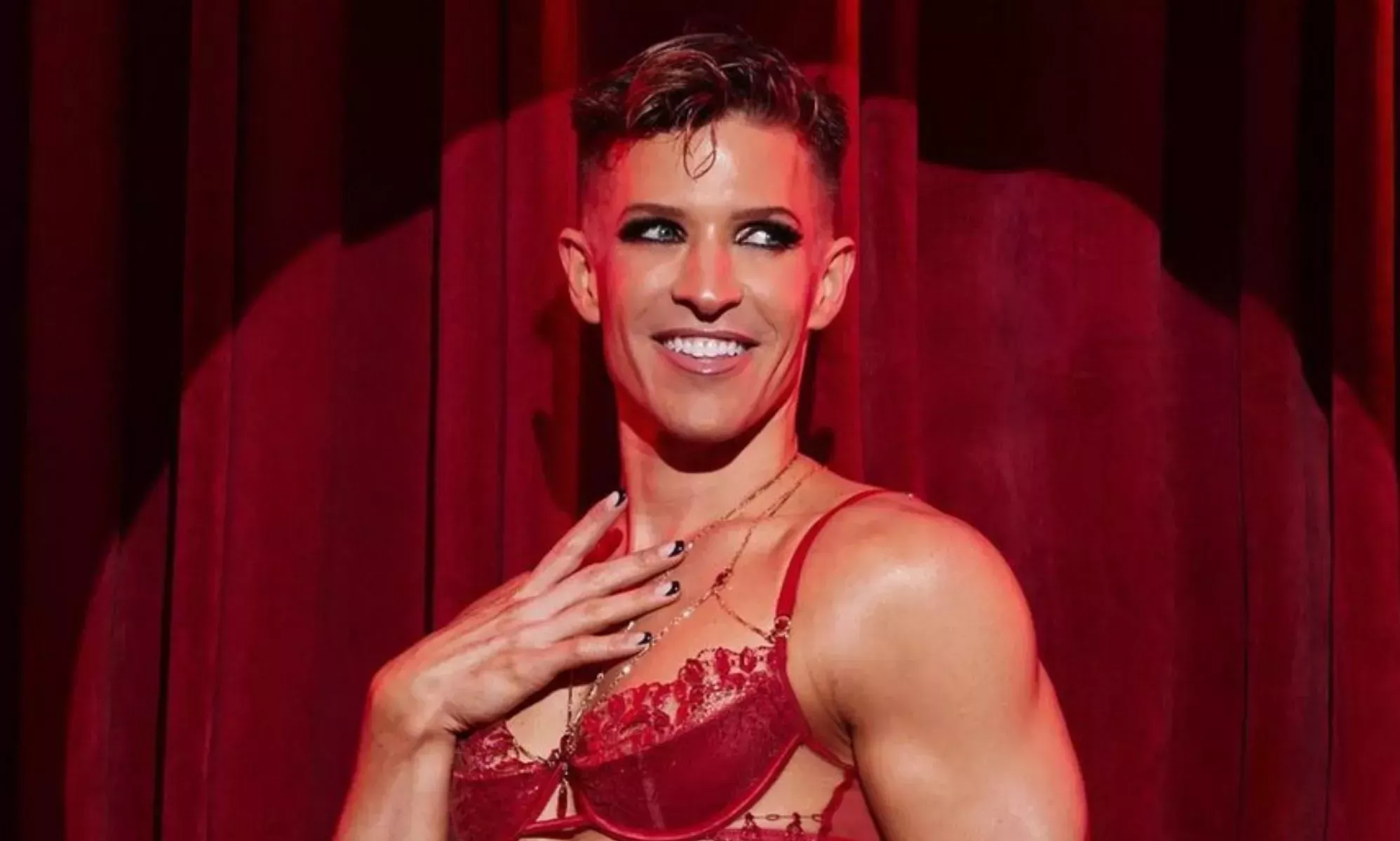 La marca de lencería Honey Birdette defiende el uso del modelo no binario Jake DuPree en un anuncio de sujetadores