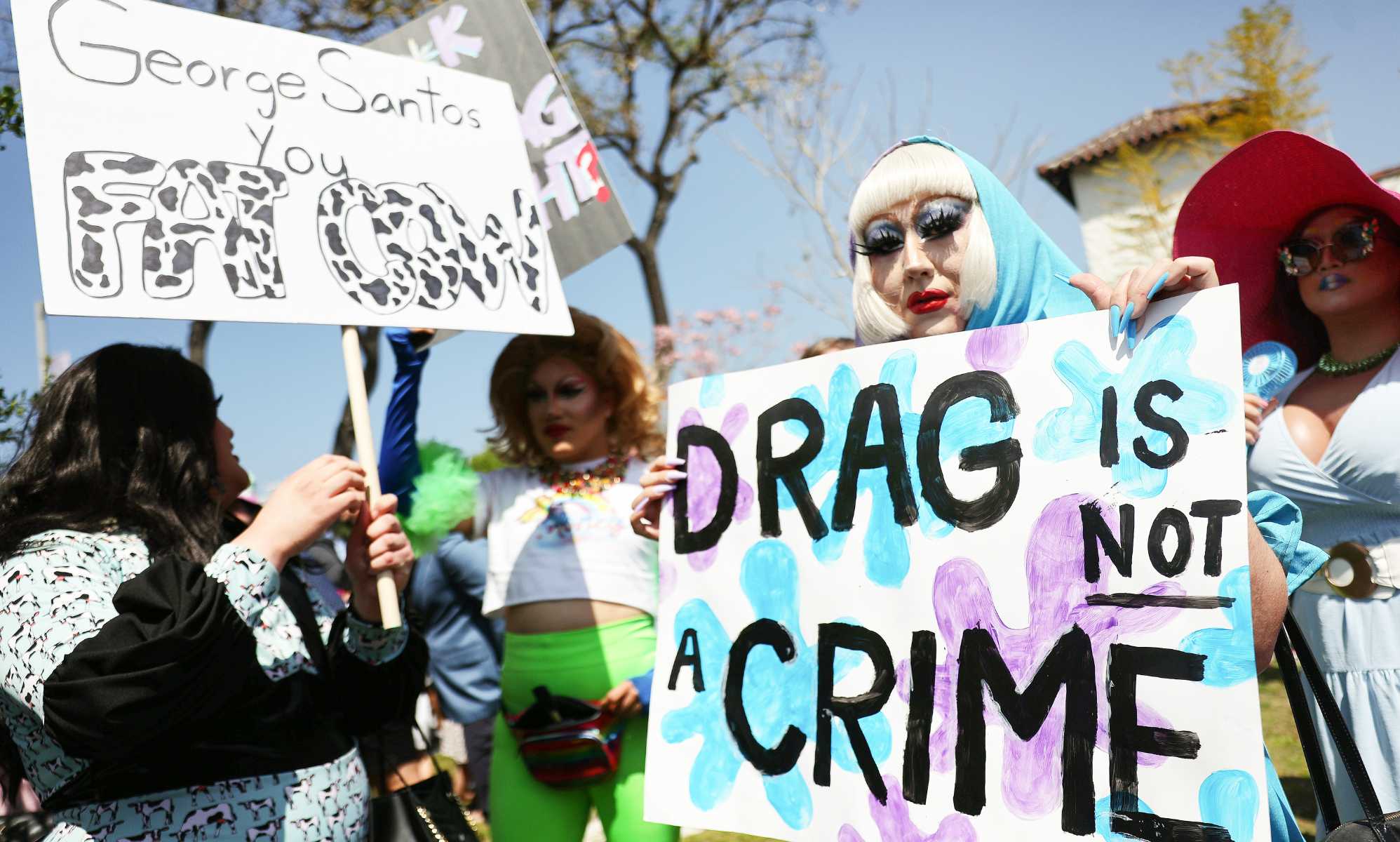 Protestas contra las leyes anti-LGTBQ+ en la marcha drag de West Hollywood