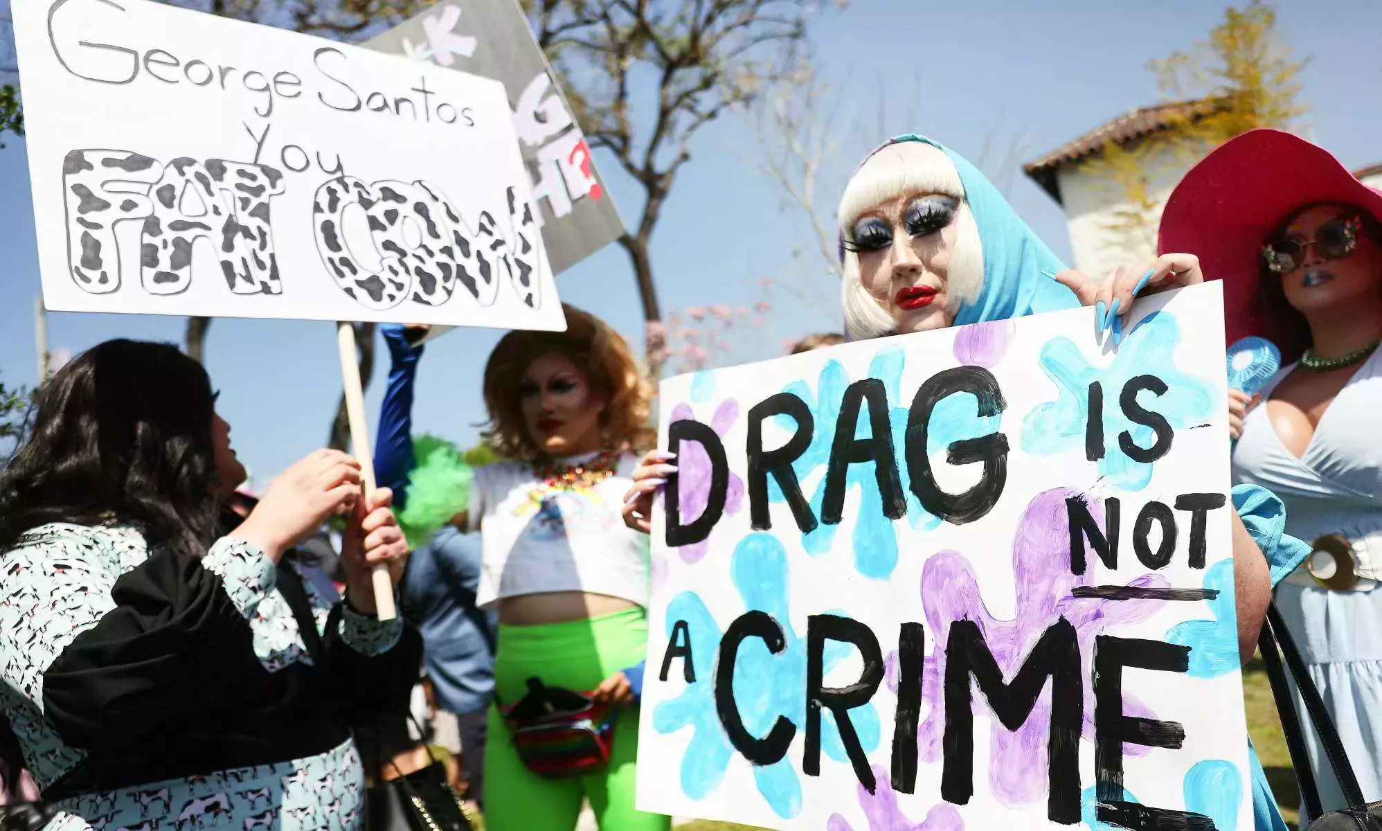 Miles de personas se unen a la marcha drag de West Hollywood para protestar contra las leyes anti-LGBTQ+: 
