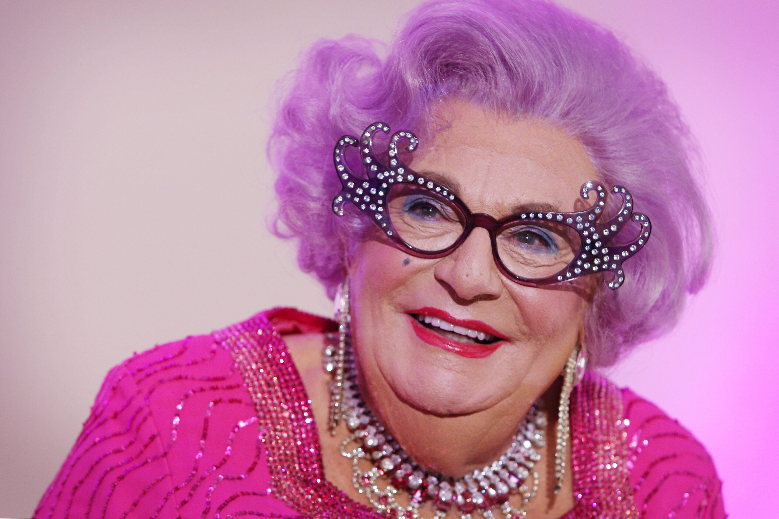 Muere a los 89 años Barry Humphries, alter-ego Dame Edna Everage