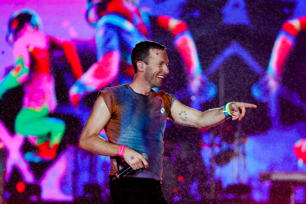 Coldplay podría cancelar su concierto en Malasia por sus leyes anti LGBTQ+.