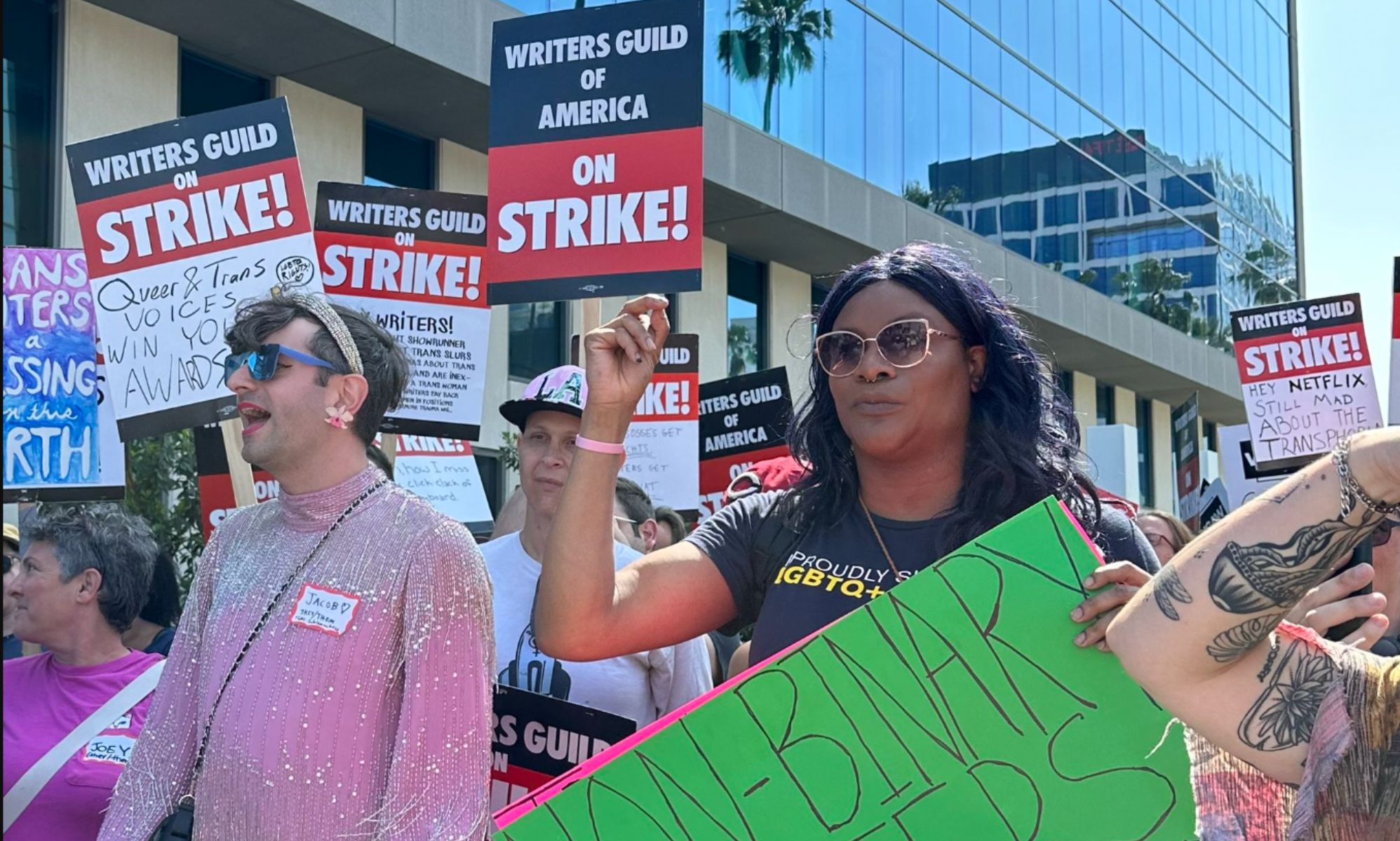 Guionistas de cine trans organizan una huelga frente a Netflix