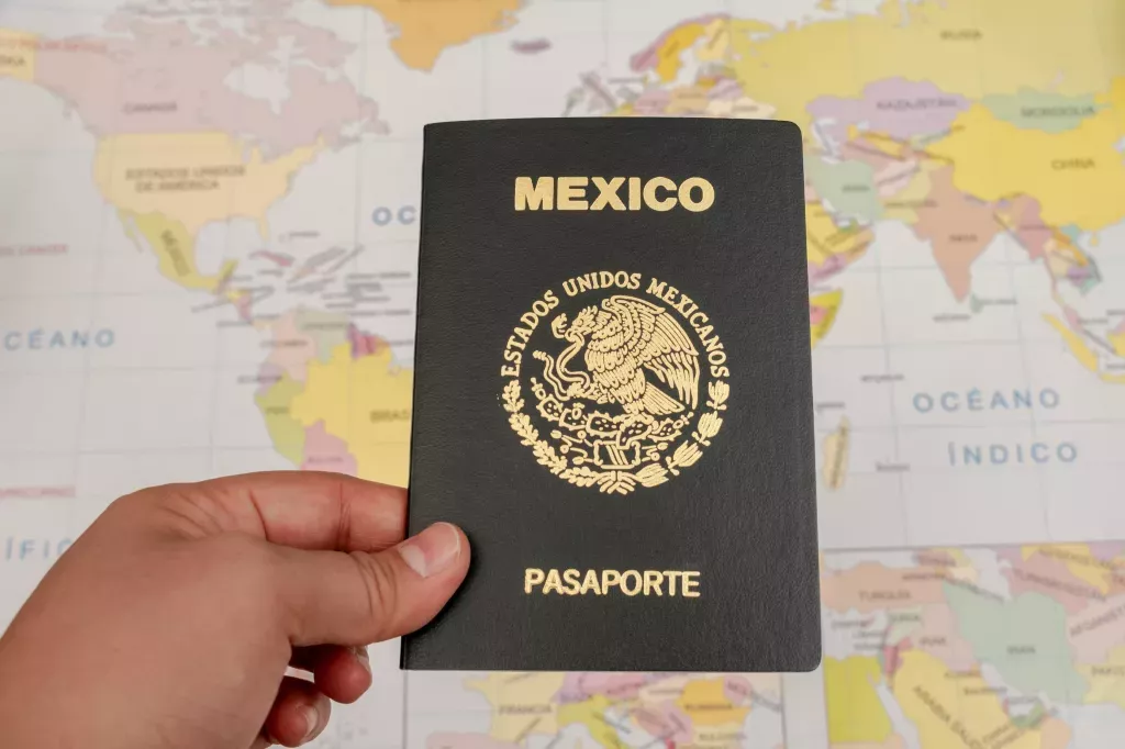 México presenta el nuevo pasaporte no binario