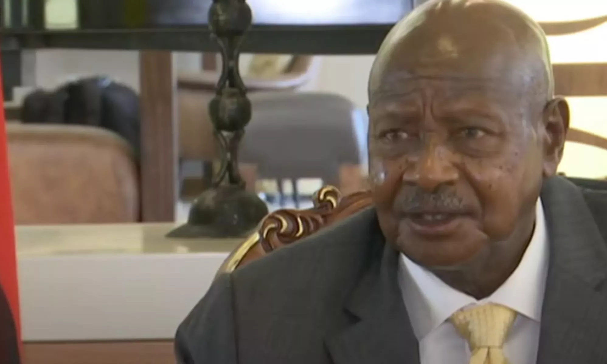 Museveni, presidente de Uganda, promulga una ley contra la homosexualidad: 