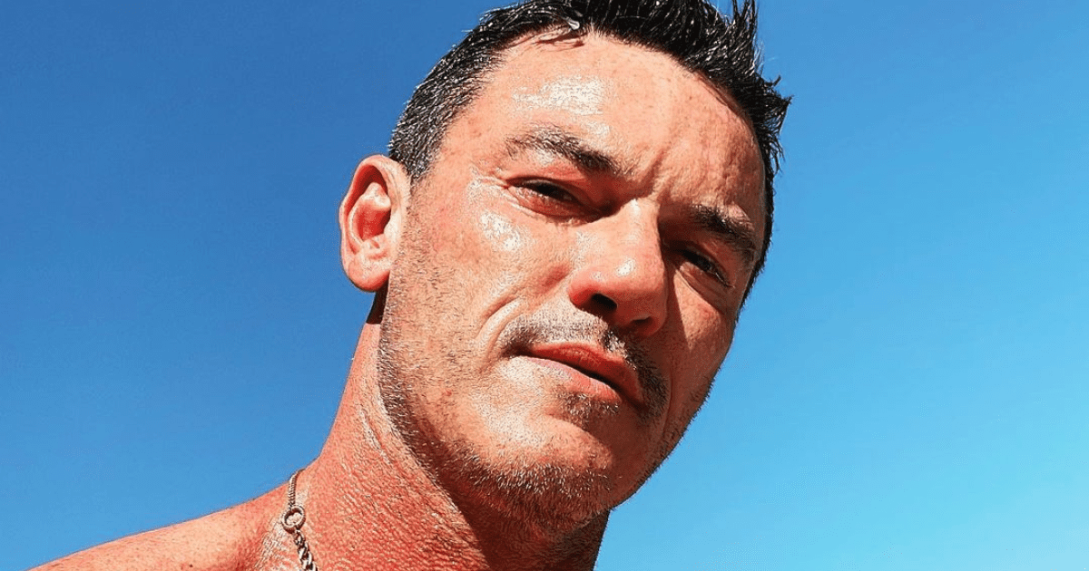 El actor Luke Evans publica un fotón en la playa