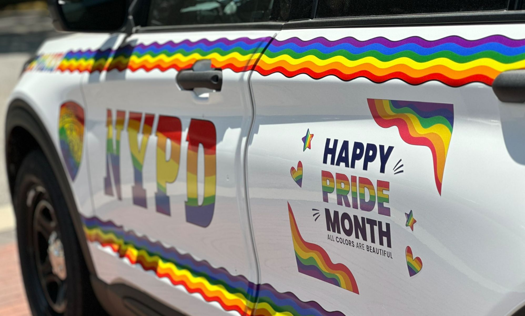 La policía de NY pinta sus coches arcoiris e incluyen ACAB sin querer