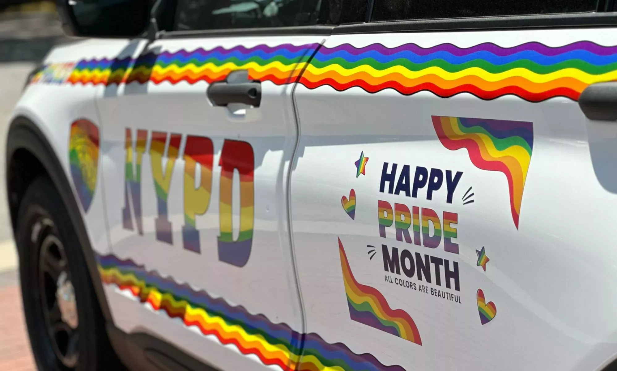 La policía de Nueva York pinta accidentalmente ACAB en los coches de policía del Orgullo - y a Internet le encanta