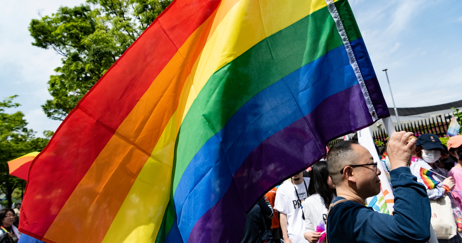 Queman una bandera LGBTQ+ y echan a un profesor trans