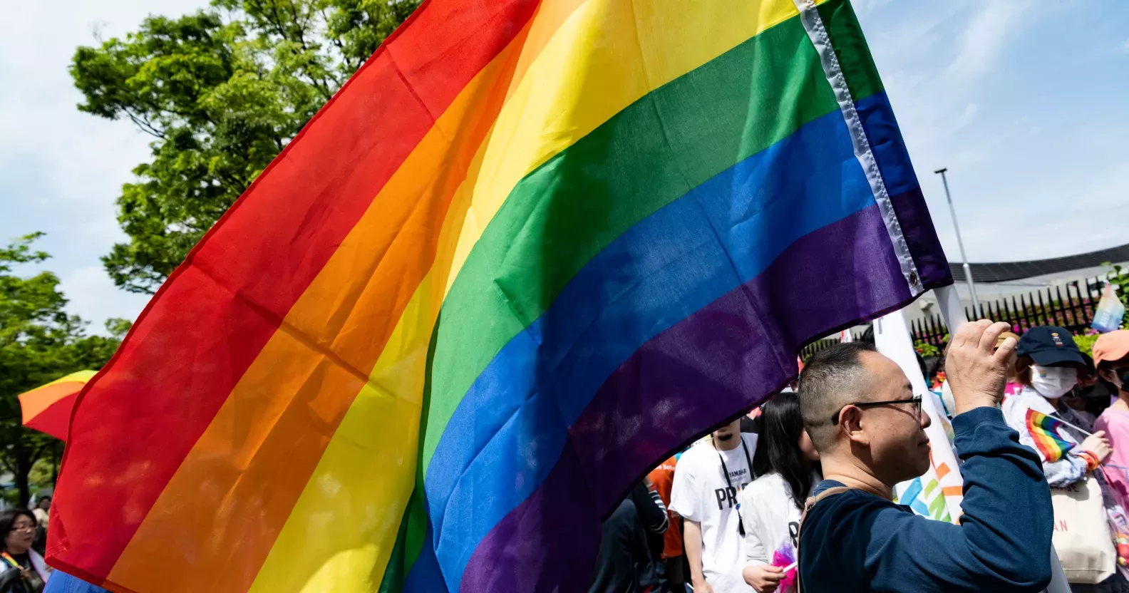 Queman una bandera del Orgullo LGBTQ+ en un colegio de Los Ángeles y retiran a un profesor trans por 
