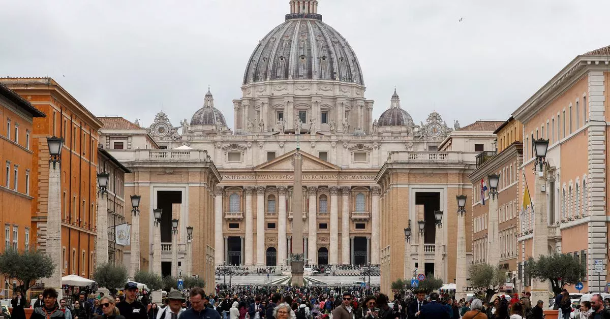 Un documento del Vaticano insta a dialogar sobre la acogida de personas LGBTQ y el papel de la mujer