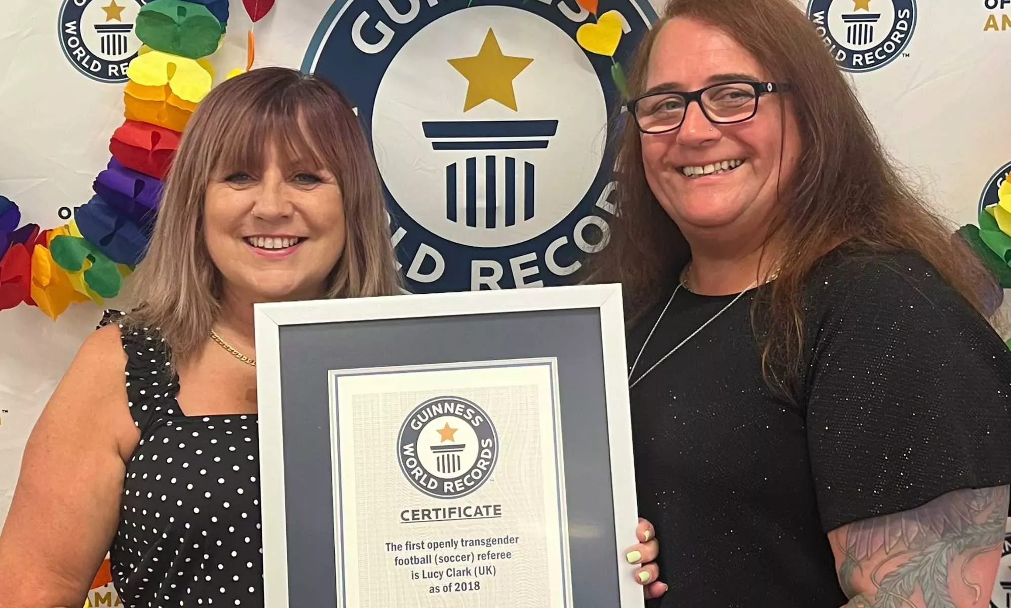 Guinness World Records premia al primer árbitro de fútbol abiertamente trans de la historia