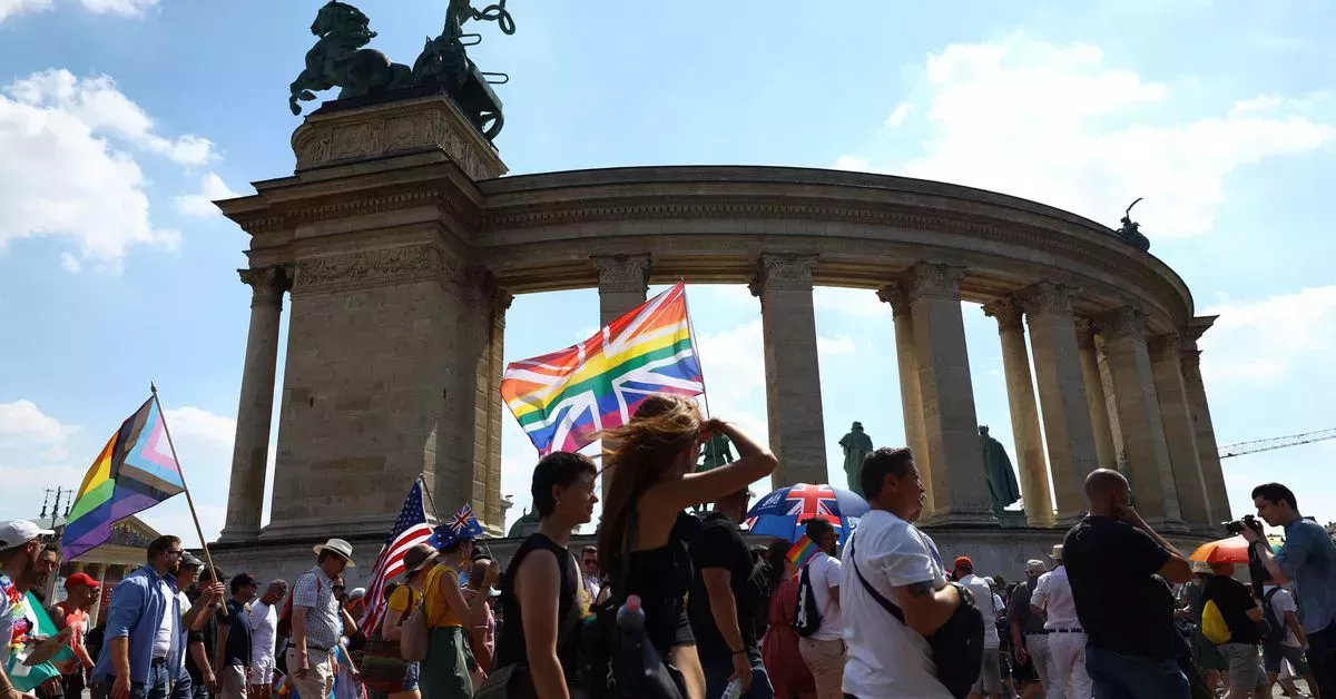 Miles de personas se unen al Orgullo de Budapest en protesta por las medidas estatales contra el colectivo LGBT