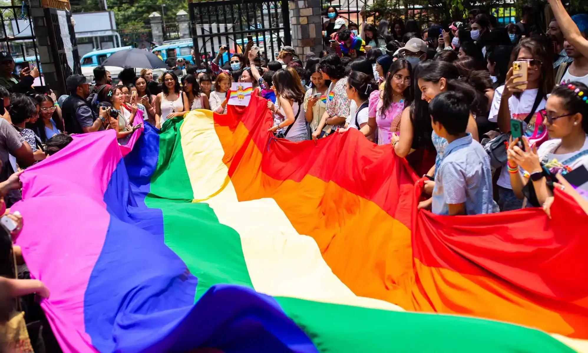 Nepal hace historia al ser el primer país del sur de Asia en reconocer el matrimonio entre personas del mismo sexo